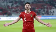 Selebrasi kemenangan pemain Timnas Indonesia, Sandy Walsh setelah berakhirnya laga putaran pertama Kualifikasi Piala Dunia 2026 Zona Asia menghadapi Brunei Darussalam di Stadion Utama Gelora Bung Karno (SUGBK), Kamis (12/10/2023) malam WIB. Timnas Indonesia menang 6-0 atas Brunei Darussalam. (Bola.com/M Iqbal Ichsan)