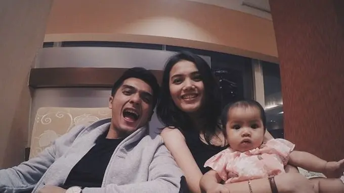 Ricky Harum bersama istri dan anak