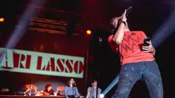 Berkarya di dunia musik selama 28 tahun, penampilan Ari Lasso pun selalu ditunggu oleh para penggemarnya. Gayanya yang santai tak menyurutkan pendengar ikut bernyanyi dengannya. (Liputan6.vom/IG/@ari_lasso)