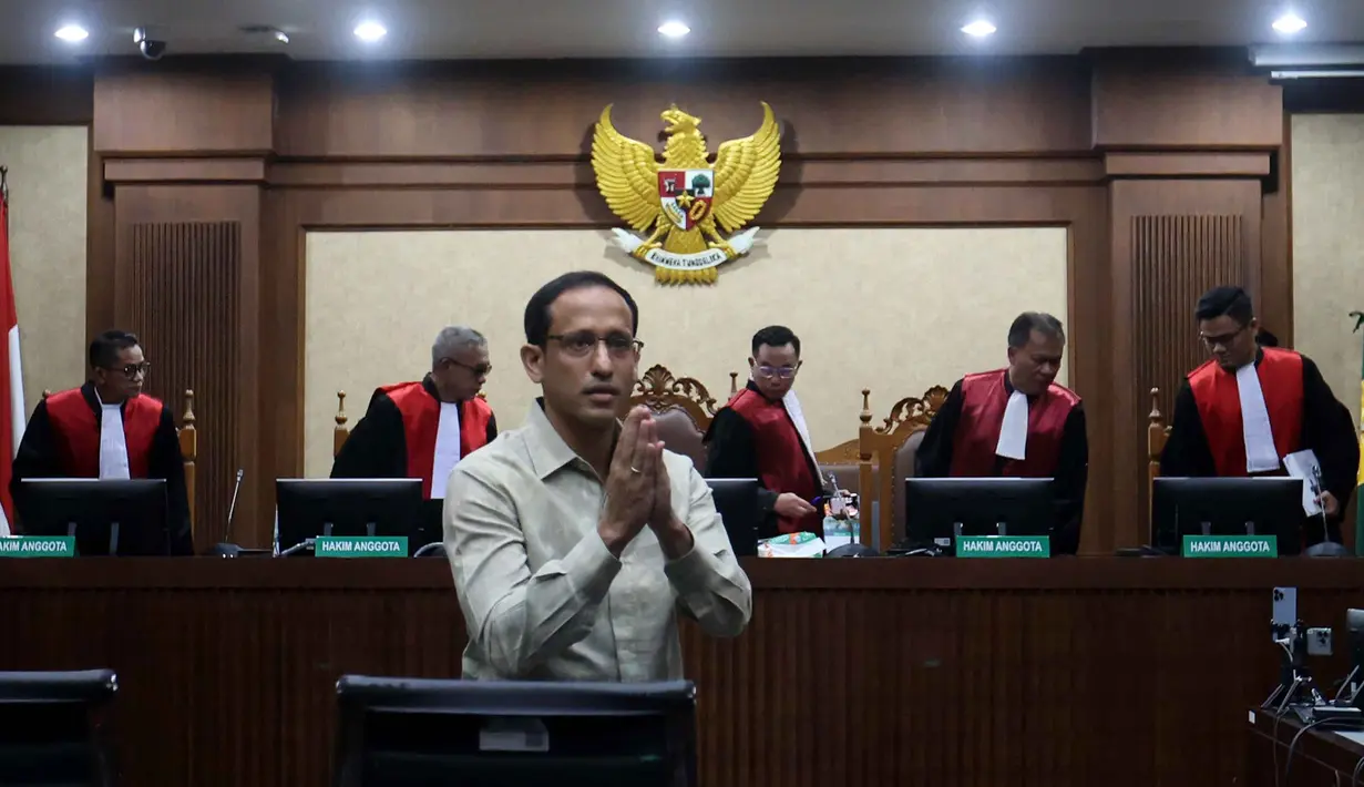 Dalam persidangan, JPU meminta pihak Nadiem Makarim untuk tidak menggiring opini dan fokus pada norma hukum dalam persidangan. Tampak dalam foto, mantan Menteri Pendidikan, Kebudayaan, Riset, dan Teknologi (Mendikbudristek), Nadiem Anwar Makarim usai mengikuti sidang lanjutan terkait kasus dugaan korupsi pengadaan laptop berbasis Chromebook di Pengadilan Tindak Pidana Korupsi (Tipikor) Jakarta, Kamis (8/1/2026). (Kapanlagi.com/Budy Santoso)