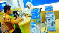 Petugas melayani nasabah di BRI Syariah, Jakarta, Kamis (9/2). Sedangkan pangsa pasar perbankan syariah mencapai angka 5,12 persen, tertinggi sepanjang keberadaan perbankan syariah di Indonesia. (Liputan6.com/Angga Yuniar)