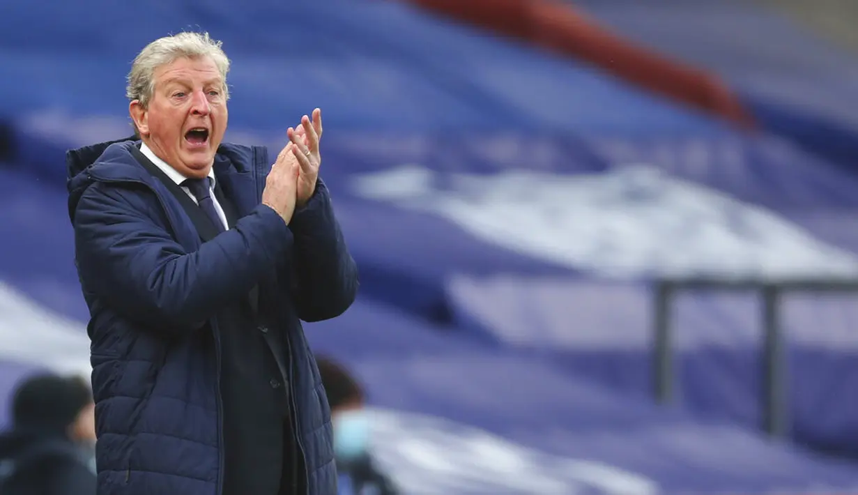 Manajer Crystal Palace Roy Hodgson bereaksi saat menyaksikan pemainnya melawan Liverpool pada pertandingan Liga Inggris di Selhurst Park, London, 19 Desember 2020. Roy Hodgson kalah dalam pertandingan ketujuh Liga Inggris melawan Liverpool sejak meninggalkan klub pada 2011. (Clive Rose/Pool via AP)