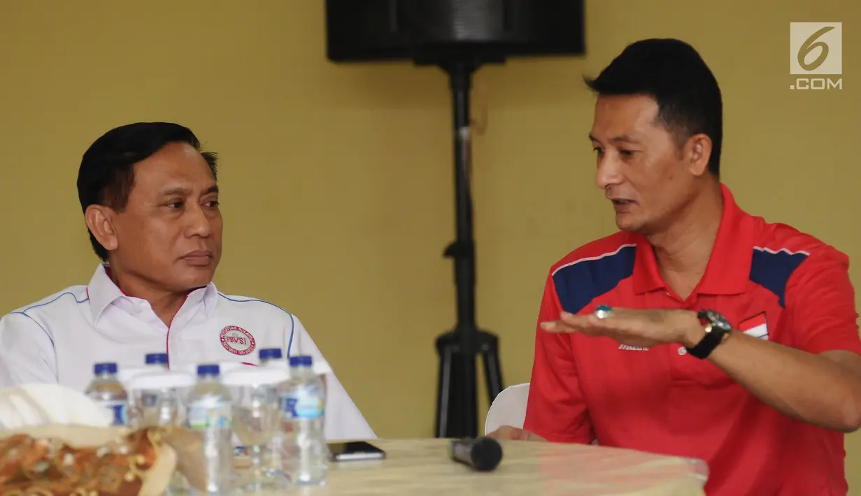  Ketua Umum PBVSI, Imam Sudjarwo (tengah) bersama tim voli putra Indonesia berfoto usai ramah tamah dan pelepasan di Padepokan Voli, Sentul, Selasa (15/8). Tim voli Indonesia akan berlaga di SEA Games 2017 Kuala Lumpur. (Liputan6.com/Helmi Fithriansyah)