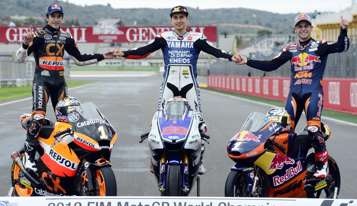 Juara dunia MotoGP 2012 Jorge Lorenzo (tengah), berpose dengan juara dunia Moto2, Marc Marquez (kiri) dan juara dunia Moto3, Sandro Cortese seusai GP Valencia di Sirkuit Ricardo Tormo, Valencia, (11/11/2012). (AFP Photo/Javier Soriano)