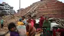 Sejumlah warga Nepal terlihat hilir mudik di sekitar Kathmandu Durbar Square yang rusak parah, Minggu (26/4/2015). Gempa berkekuatan 7,8 Skala Richter itu dikabarkan telah menghancurkan ribuan rumah termasuk bangunan bersejarah (AFP Photo/Prakash Mathema)