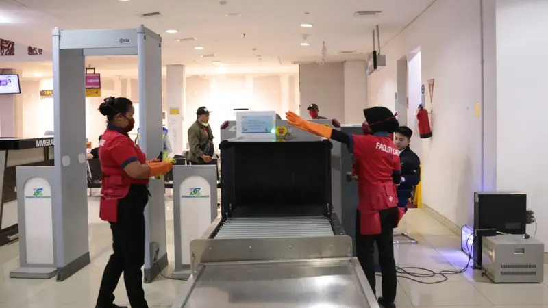 Sterilisasi di Bandara El Tari Kupang untuk mencegah persebaran virus Corona Covid-19. (Foto: Liputan6.com/Ola Keda)