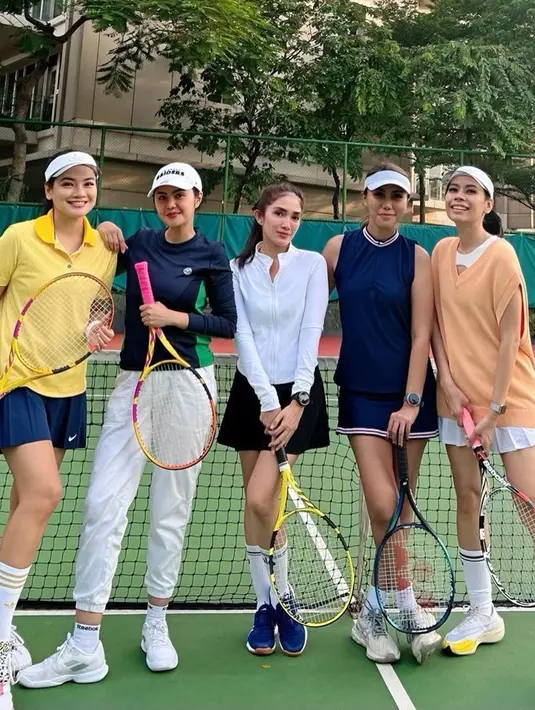 Seperti inilah bahagianya Ussy Sulistiawaty ketika bisa berkumpul dengan sahabat-sahabatnya untuk bermain tenis. Sahabat selebriti seperti Titi Kamal juga tampak latihan tenis bareng Ussy.(Liputan6.com/IG/@ussypratama)