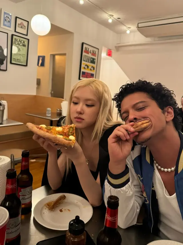 6 Gaya Akrab Rose BLACKPINK dan Bruno Mars usai MAMA Awards 2024,  Makan Pizza Bak Bestie Sejati