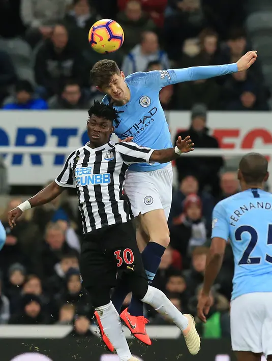 Gelandang Newcastle United, Christian Atsu bersaing dengan bek Manchester City, John Stones selama pertandingan Liga Premier Inggris di St James 'Park di Newcastle-upon-Tyne, Inggris pada 29 Januari 2019. Christian Atsu berhasil diselamatkan dari reruntuhan bangunan akibat Gempa Turki, sedangkan satu kiper dari klub Liga Turki dikonfirmasi meninggal dunia. (AFP/Lindsey Parnaby)