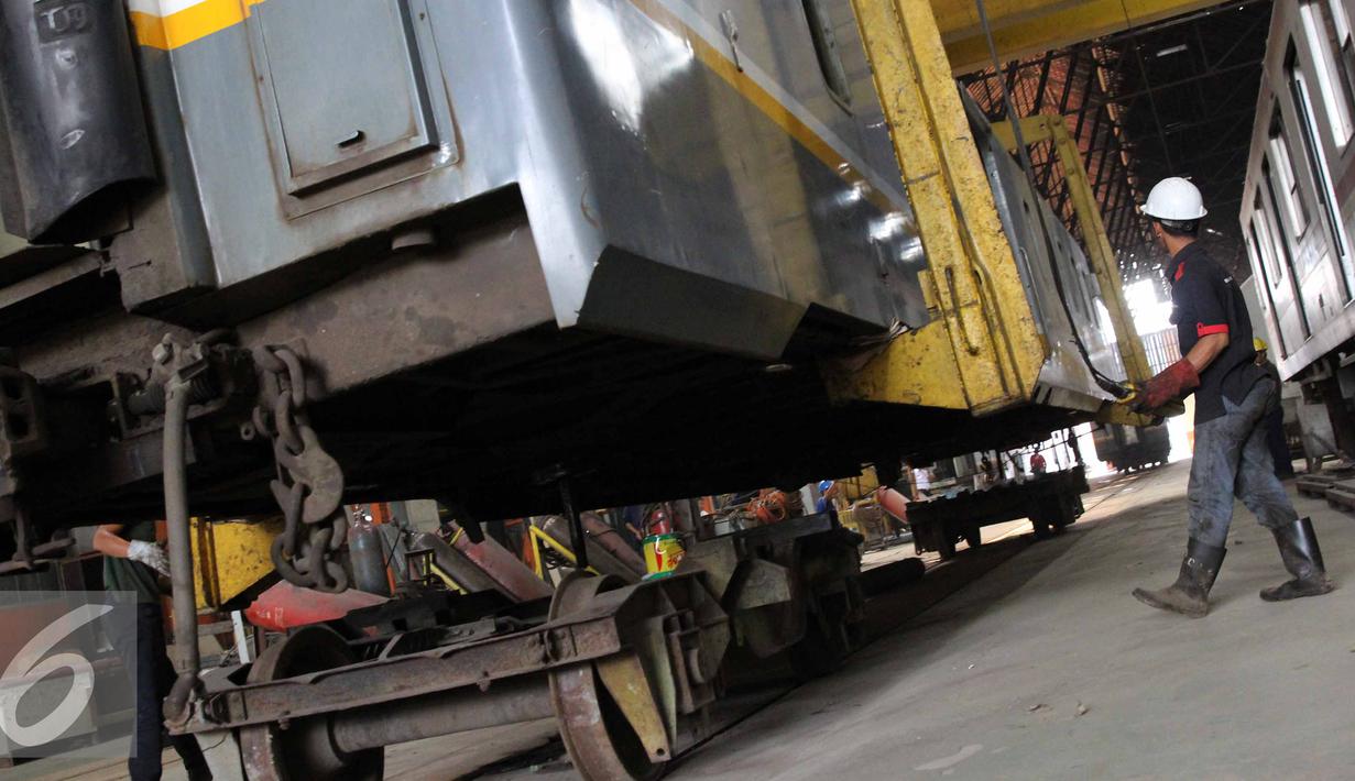 Seorang pekerja mengecek kesiapan gerbong kereta api di Balai Yasa, Manggarai, Jakarta, Rabu (1/7/2015). PT KAI menyiapkan 30 perjalanan kereta api tambahan untuk mengangkut para pemudik jelang Lebaran. (Liputan6.com/Helmi Afandi)