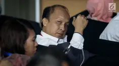 Sekjen Kemendes PDTT Anwar Sanusi menunggu di ruang tunggu KPK sebelum menjalani pemeriksaan, Senin (6/5). Anwar diperiksa sebagai saksi dugaan suap pemberian predikat wajar tanpa pengecualian (WTP) yang diterima Kemendes. (Liputan6.com/Faizal Fanani)
