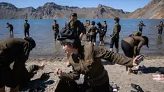 Gambar pada 11 September 2019 memperlihatkan siswa Korea Utara bermain di danau Chonji atau 'Heaven lake' saat mengunjungi kawasan Gunung Paektu di Samjiyon. 'Heaven lake' atau Danau surga ini ada di ketinggian 2.190 mdpl dan punya kedalaman 384 meter. (Photo by Ed JONES / AFP)