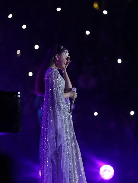 Rossa beri penampilan penuh haru saat membawakan Sekali Ini Saja milik Glenn Fredly. (Daniel Kampua/Fimela.com)