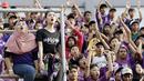 Suporter Persita saat menyaksikan pertandingan Persita Tangeran melawan PSM Makassar pada laga Shopee Liga 1 di Stadion Sport Center, Tangerang, Jumat (6/3). Persita memiliki suporter setia dan fanatik seperti La Viola dan Southern Ultras Persita. (Bola.com/M. Iqbal Icshan)