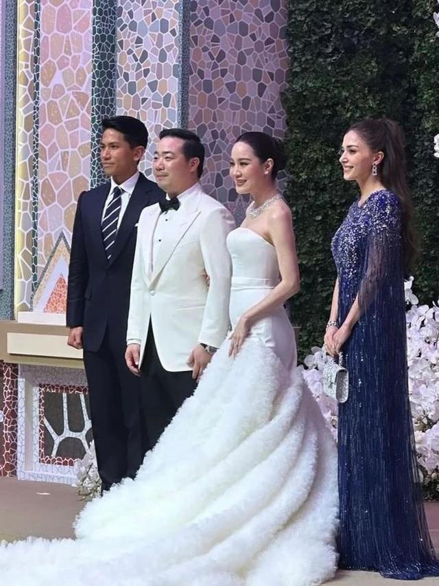 Kondangan Bareng Pangeran Mateen, Anisha Rosnah Tampil Glamor dengan Gaun Desainer Favorit Kate Middleton