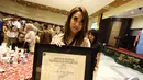 Bunga Citra Lestari mendapat penghargaan di Konvensi Nasional Kebangkitan Hak Kekayaan Intelektual dan Ekonomi Kreatif, Jakarta, Selasa (25/11/2014). (Liputan6.com/Faizal Fanani)