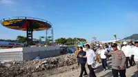 Menteri BUMN Erick Thohir meninjau progres pembangunan Krakatau Park, Bakauheni, Lampung.