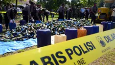 Operasi Cipta Kondisi selama bulan suci Ramadhan serta jelang Pilpres mendatang Jajaran Polres Kerawang, Jawa Barat menyita ribuan Petasan dan botol Miras berbagai merek.