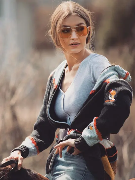 Dari lubuk hati aku meminta maaf kepada siapapun yang merasa tersakiti atas ualhku. Aku berharap kalian memaafkanku. Aku juga berharap bisa bertemu dengan kalian hingga kita saling mengenal,” tulis Gigi Hadid. (Instagram/Gigihadid)