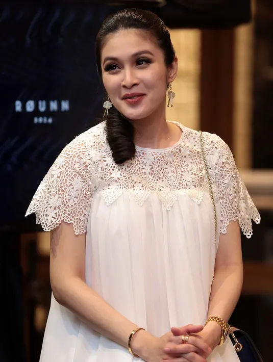 "Iya banyak banget. Ada cake, bag, baju, kemudian nanti snack juga, ada dua lagi yang baru, pas di usia kehamilan sembilan bulan aku launching produk, satu lagi itu pas valentine dan pas aku ASI," tutur Sandra Dewi. (Deki Prayoga/Bintang.com)