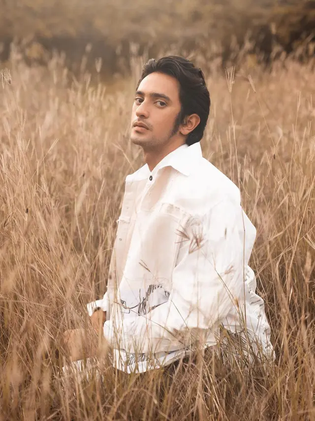 Gaya Omar Daniel dalam Pemotretan Bertema Decorum. (Sumber: Instagram/winstongomez)