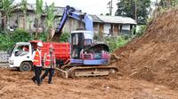Presiden Jokowi bersama Menhub Budi Karya Sumadi meninjau lokasi Groundbreaking proyek Pembangunan Jalur Ganda Kereta Api Bogor-Sukabumi di Cicurug, Jumat (15/12). Proyek tersebut dilaksanakan secara multiyears dan diharapkan selesai 2020. (dok. Setpres)