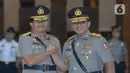 Pejabat baru Kapolda Metro Jaya Irjen Pol Nana Sujana (kiri) dan pejabat lama Kapolda Metro Jaya Komjen Pol Gatot Eddy Pramono berfoto bersama usai Serah Terima Jabatan di Mabes Polri, Selasa (7/1/2020). Nana Sudjana menggantikan Gatot Eddy yang ditunjuk menjadi wakapolri. (merdeka.com/Imam Buhori)