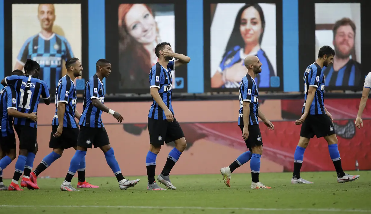 Pemain Inter Milan Roberto Gagliardini (ketiga kanan) merayakan golnya ke gawang Brescia pada pertandingan Serie A di Stadion San Siro, Milan, Italia, Rabu (1/7/2020). Inter Milan menaklukkan Brescia dengan skor 6-0. (AP Photo/Luca Bruno)