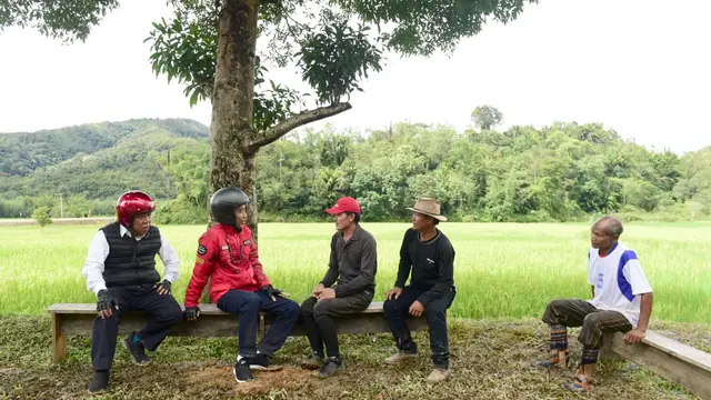 Presiden Jokowi menyusuri jalan perbatasan trans-Kalimantan yang terletak di Kecamatan Krayan, Kabupaten Nunukan, Provinsi Kalimantan Utara, Kamis (19/12/2019). (foto: Biro Pers Setpres)