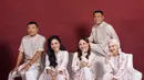 Tampil soft pink juga bisa dikenakan keluarga saat lebaran seperti yang dikenakan Maia Estianty, Rossa, dan Bunga Citra Lestari. Anang dan Judika tampil dengan baju koko warna senada.  [@geulis.id]