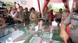 Kapolri Jenderal Tito Karnavian bersama Menteri Kesehatan RI, Nila Moeloek melihat maket saat meninjau gedung baru di Rumah Sakit Bhayangkara (RS Polri) Kramat Jati, Jakarta, Kamis (28/12). (Liputan6.com/Faizal Fanani)