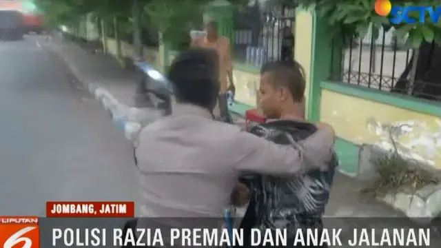 Dalam penggeledahan, polisi menemukan 10 botol miras jenis arak.