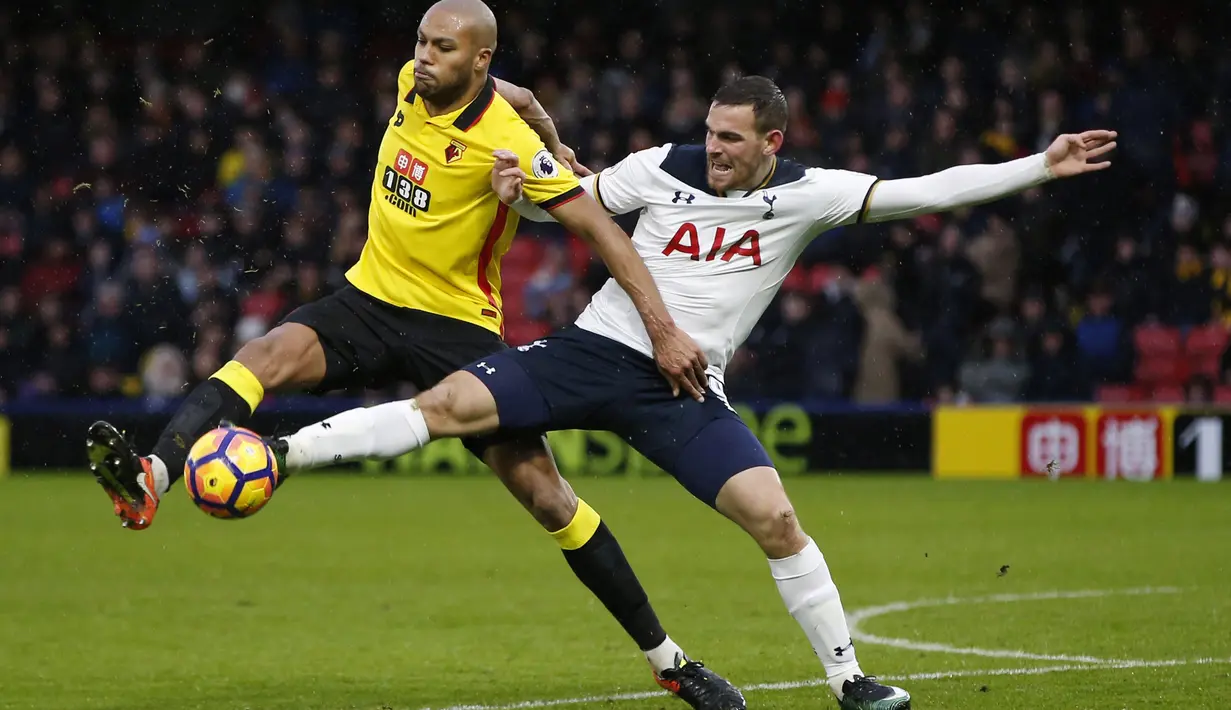 Pemain Tottenham, Vincent Janssen (kanan) brebut bola dengan pemain Watford, Younes Kaboul  pada laga Premier League di Vicarage Road, (1/1/2017). Spurs menang 4-1. (Action Images via Reuters/Paul Childs)