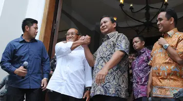 Aburizal Bakrie kedatangan Prabowo Subianto di kediaman Aburizal Bakrie, Menteng, Jakarta, Selasa (29/4/14). (Liputan6.com/Andrian M. Tunay)