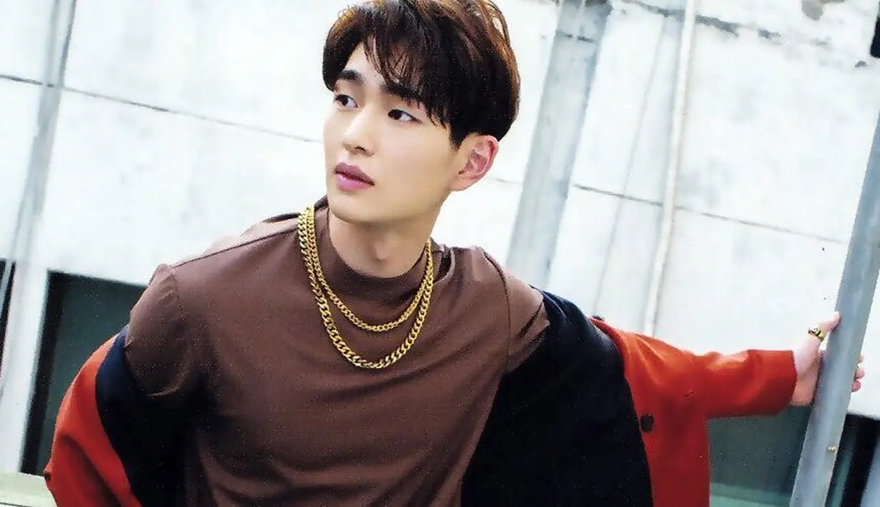 Sejak kasus itu, Onew SHINee mendadak menghilang dari peredaran untuk introspeksi diri. Ia kembali muncul saat mengantarkan Jonghyun ke peristirahatan terakhirnya pada Desember 2017 lalu. (Foto: Allkpop.com)