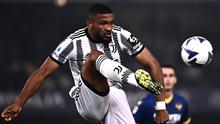 Bek Juventus, Gleison Bremer mengontrol bola saat menghadapi Hellas Verona pada laga Liga Italia 2022/2023 di Bentegodi Stadium, Verona (10/11/2022). Juventus berhasil mendatangkan Gleison Bremer pada awal musim 2022/2023 setelah bersaing dengan Arsenal, Tottenham dan Newcastle United. Dalam kondisi finansial seperti sekarang ini, Juventus bisa saja melepas sang pemain musim depan ke Tottenham atau Arsenal yang masih membutuhkan jasa Gleison Bremer. (AFP/Marco Bertorello)