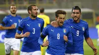  Gelandang tim nasional Italia, Claudio Marchisio (8), merayakan golnya ke gawang Rumania dalam laga persahabatan di Stadion Renato Dall'Ara, Bologna, Rabu (18/11/2015) dini hari WIB.  (Reuters/Stefano Rellandini)