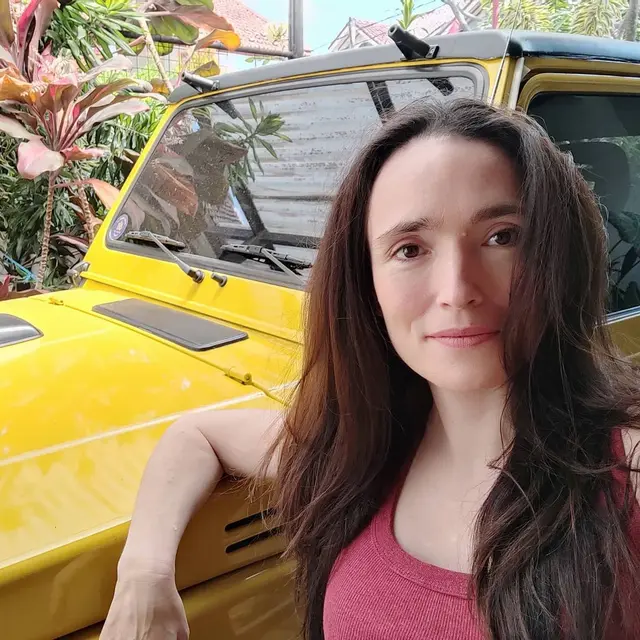 6 Potret Terbaru YouTuber Sacha Stevenson, Boyong Keluarga ke Kanada