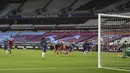 Pemain Chelsea Willian mencetak gol ke gawang West Ham United pada pertandingan Premier League di London Stadium, London, Inggris, Rabu (1/7/2020). West Ham United mengalahkan Chelsea 3-2. (Michael Regan/Pool via AP)