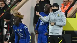 Penyerang Chelsea, Romelu Lukaku mendapatkan instruksi dari Thomas Tuchel sebelum masuk ke lapangan sebagai pemain pengganti dalam pertandingan lanjutan Liga Inggris 2021/2022 antara Norwich City melawan Chelsea, 10 Maret 2022. (AFP/Glyn Kirk)
