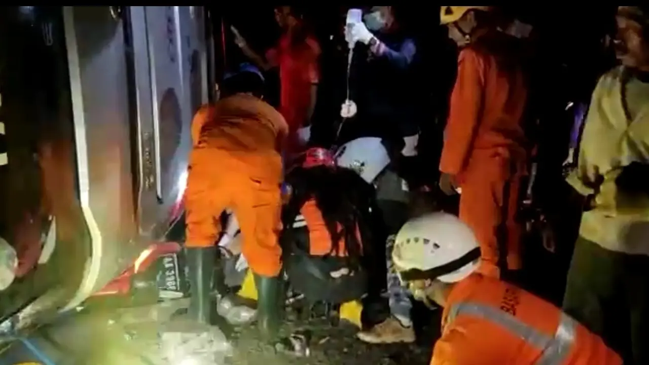 Tim gabungan tengah melakukan evakuasi mengangkat badan motor beserta korban dari bawah badan bis rombongan SMPN 3 Garut yang terguiling di Jalan Daendels Kabupaten Purworejo Jawa Tengah. (Liputan6.com/Jayadi Supriadin)