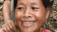 Pilongi, istri kepala desa dari Mentawai yang senang dengan penampilan 'gigi hiu'-nya. (foto: Oddity Central).