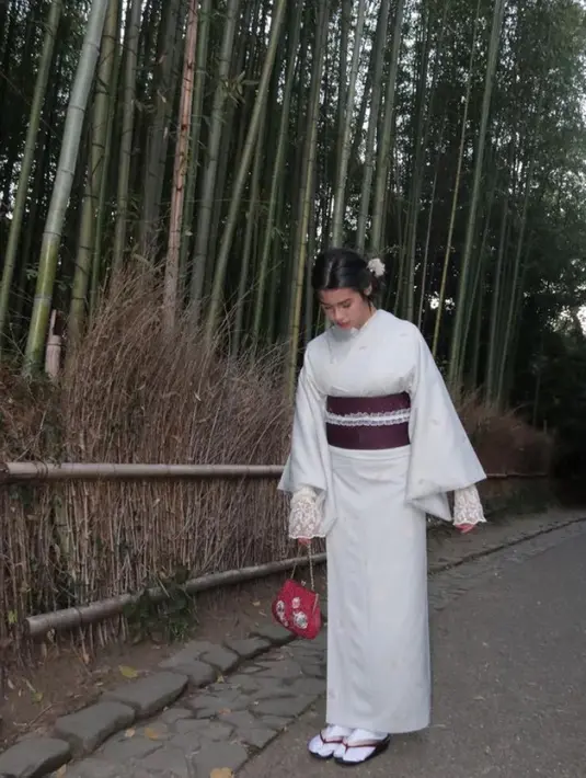 Kimono tersebut dipadukan dengan obi merah dengan aksen renda putih serasi dengan inner lace berbordir. [@mariatheodoree]