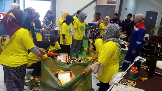 Puluhan emak-emak nampak antusias berbaur bersama Abah Irdas, seorang trainer lingkungan, sekaligus pengelola bank sampah, Tasikmalaya, dalam proses pemilahan limbah sampah rumah tangga