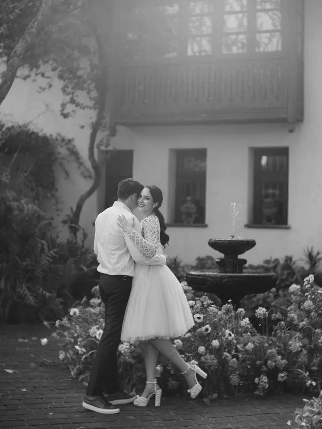 Ini 7 Potret Prewedding Monokrom Chelsea Islan dan Rob Clinton