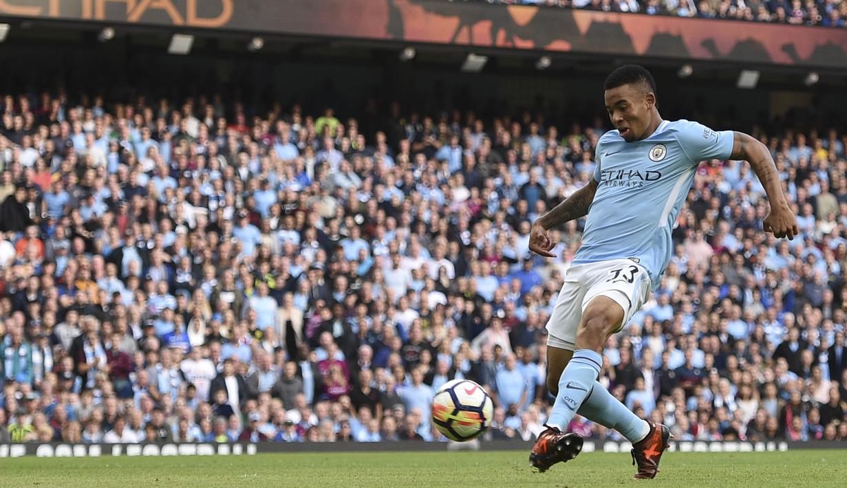 Pemain Manchester City, Gabriel Jesus mencetak dua gol saat timnya melawan Stoke City pada pekan kedelapan Premier League di Etihad Stadium, Manchester, (14/10/2017). Manchester City menang 7-2. (AFP/Oli Scarff)