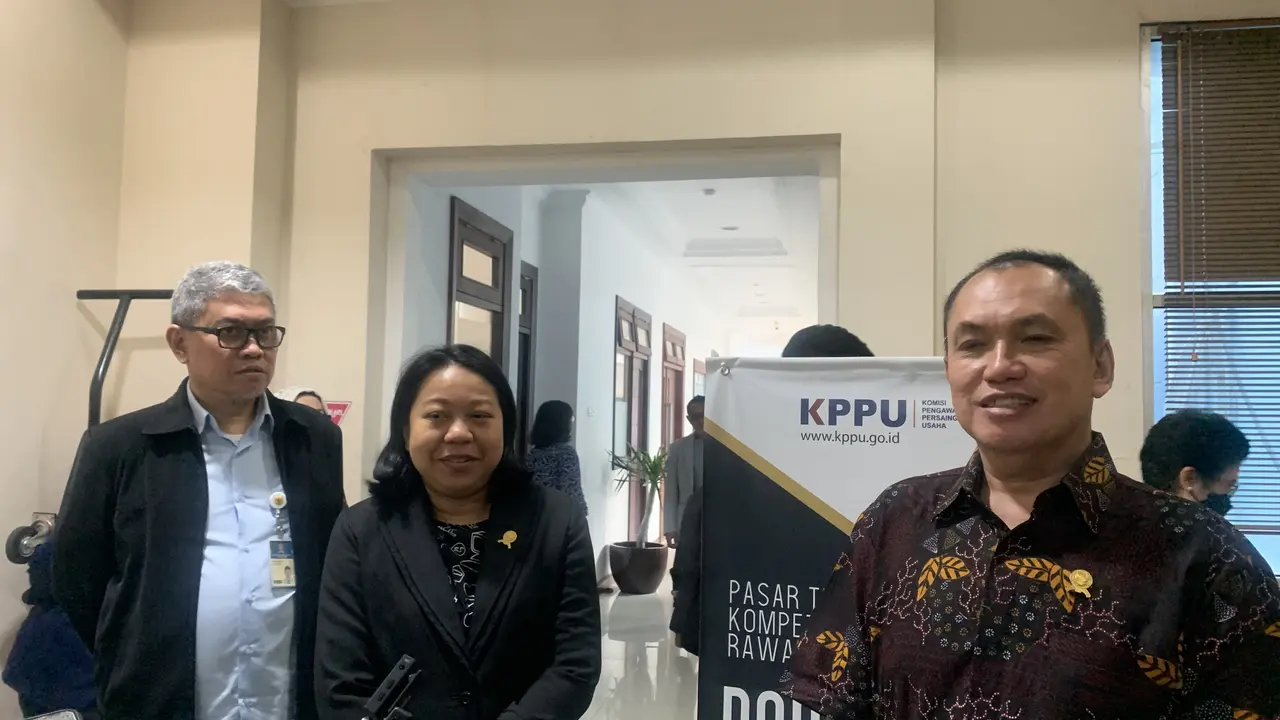 Anggota Komisi Pengawas Persaingan Usaha (KPPU) Eugenia Mardanugraha mengungkapkan penyebab lonjakan harga bawang putih baru-baru ini. (Natasha/Liputan6.com)