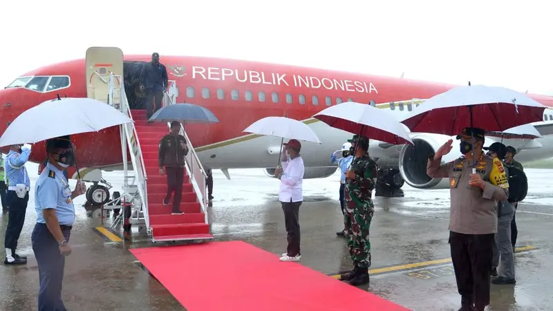 Presiden Jokowi dan rombongan tiba di Bandar Udara Internasional Lombok (BIL) Zainuddin Abdul Majid, Kabupaten Lombok Tengah, 12 November 2021.Foto: Kris - Biro Pers Sekretariat Presiden