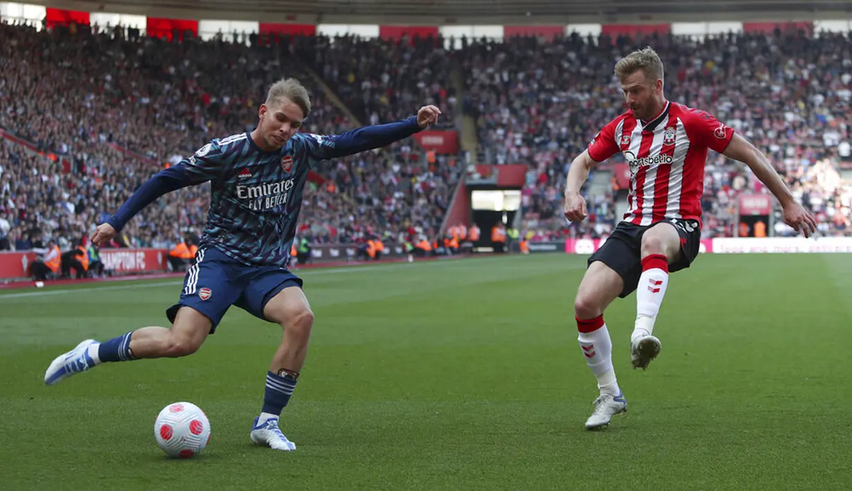 Pemain Arsenal Ben White (kiri) berebut bola dengan pemain Southampton Mohamed Elyounoussi pada pertandingan sepak bola Liga Inggris di St Mary's, Southampton, Inggris, 16 April 2022. Southampton menang 1-0. (Kieran Cleeves/PA via AP)