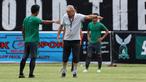 Alfred Riedl saat menjelaskan strategi menyerang kepada Bayu Pradana pada sesi latihan di Stadion Maguwoharjo, Sleman, Jumat (07/10/2016). (Bola.com/Nicklas Hanoatubun)